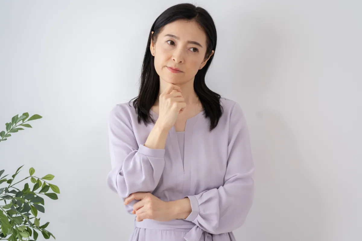 悩んでいる女性